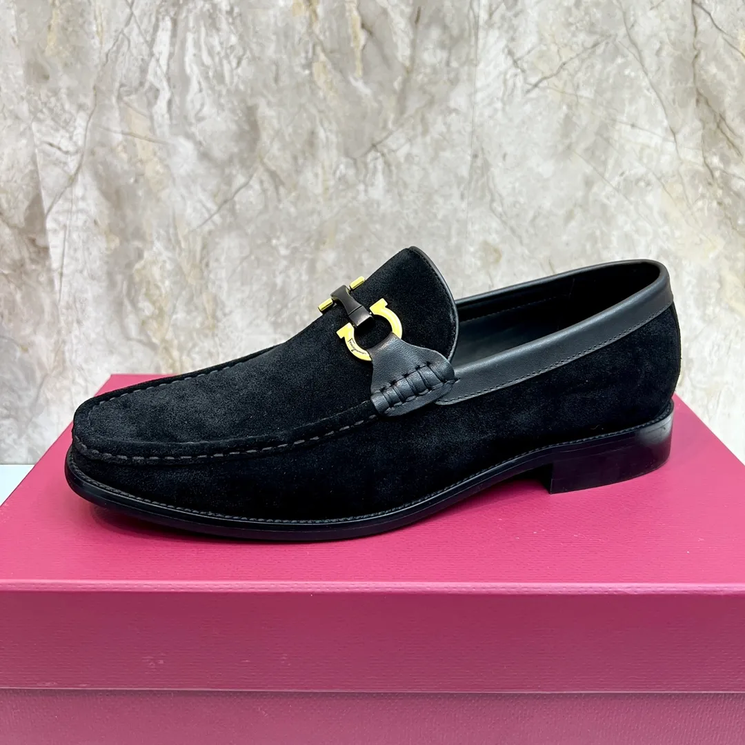 Original order quality P600 Brand: Ferragamo Standard size: Men's size 38/44 (45 can be customized) Grade: Same style as the official website High-quality men's shoes Material: Customized first-layer calfskin with water-dyed cowhide lining Cowhide tiptoe Original non-slip and wear-resistant rubber outsole Style category: Men's formal business leather shoes are young and fashionable European and American trends British style Casual matching Comfortable feet Color: Actual picture